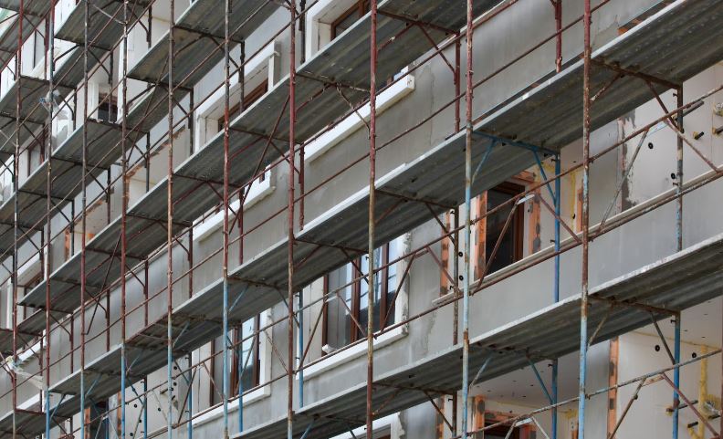 Завершается устройство фасадов в здании учебно-научного центра в Новосибирске