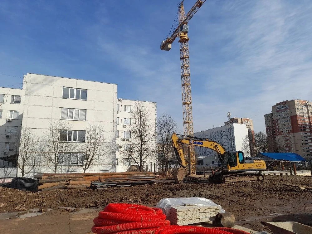 На стройплощадке нового корпуса поликлиники в Нахабино установлен башенный кран