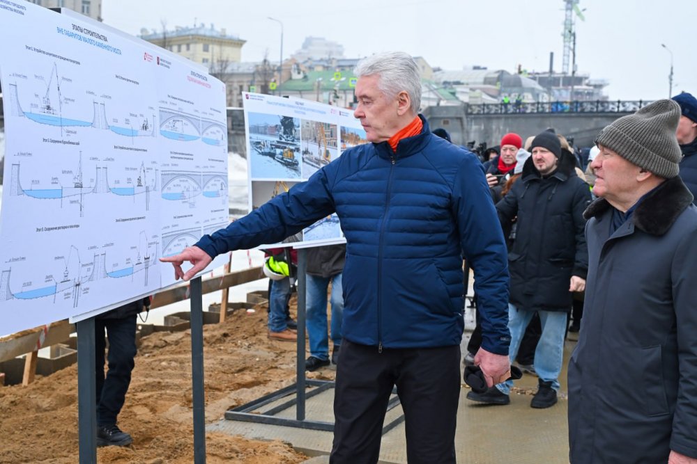 Началось строительство пешеходного моста на Болотной набережной