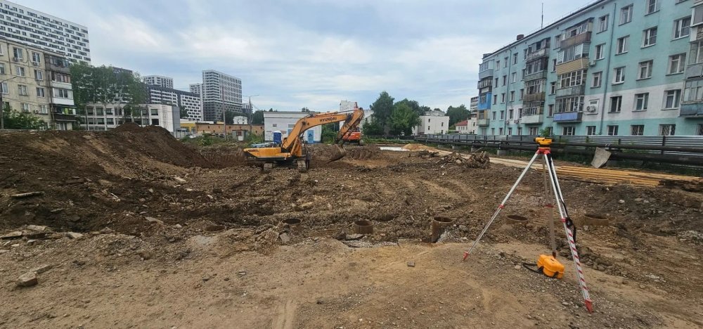 На площадке строительства школы в Долгопрудном приступили к устройству котлована