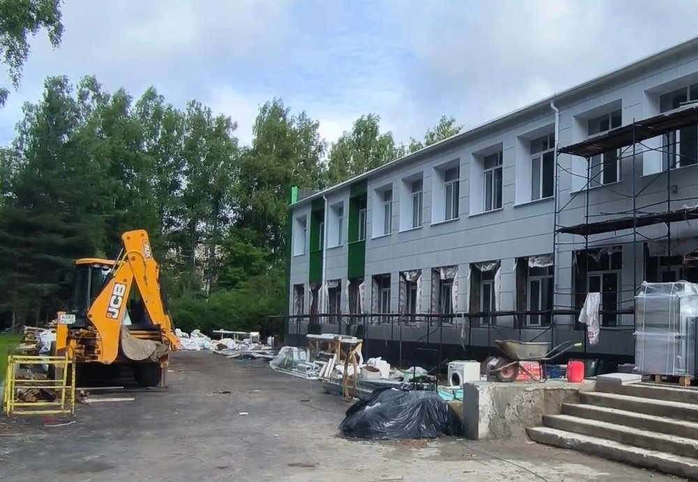 В ходе капремонта средней школы «Созвездие Вента» Можайского округа выполняются работы по благоустройству